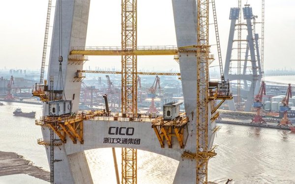 汇配资 甬江特大桥首片钢梁成功起吊